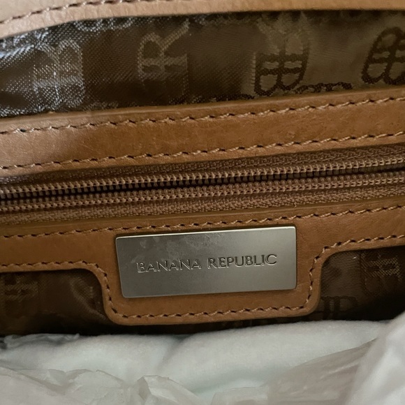 Brand new NEVER USED SOFT LEATHER PURSE. Half moon shape approximately 7 x 12 - Picture 3 of 9